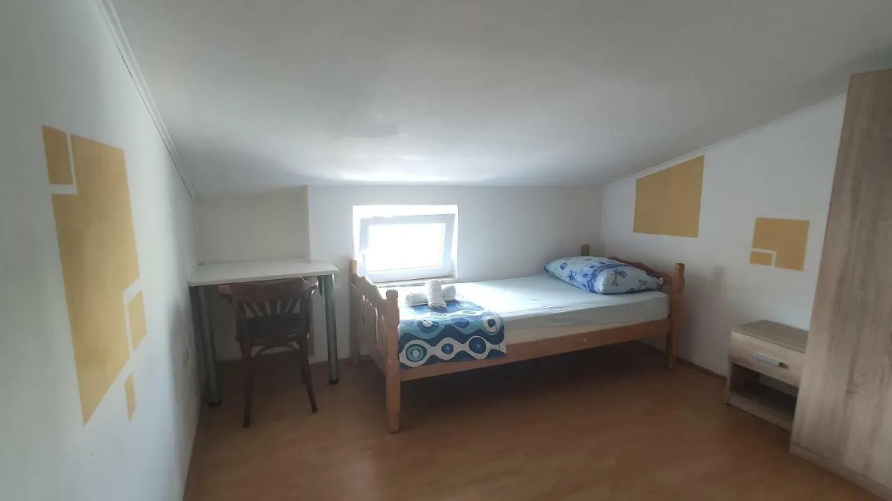 Small Northside Apartment Split 0*,